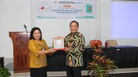 FGB BUPATI MALTENG MEMBERIKAN CENDRAMATA KEPADA NARASUMBER FGB
